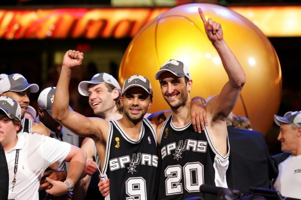Manu Ginóbili con Tony Parker celebrando uno de los títulos con los Spurs (Getty)