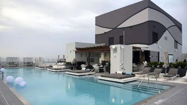 Una enorme piscina en esta casa-edificio que la colombiana tiene en Miami (MLS)