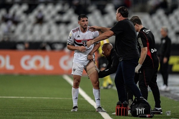 Foto: Thiago Ribeiro/AGIF - Calleri e Rogério Ceni