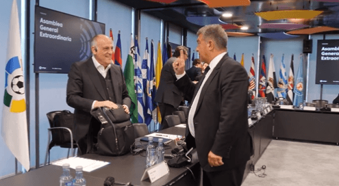 El momento del encuentro entre Javier Tebas y Joan Laporta en la Asamblea Extraordinaria de LaLiga.