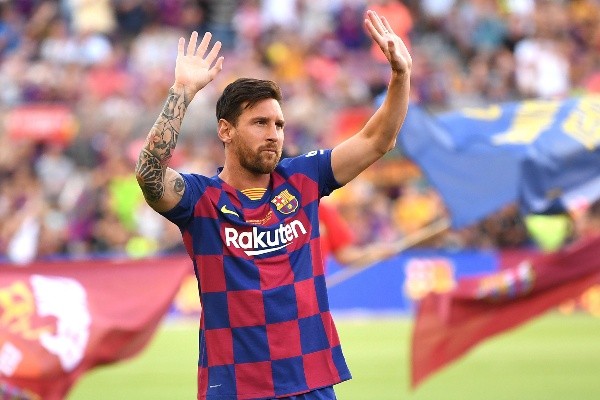 Lionel Messi saludando al Camp Nou, una imagen que se podría repetir recién en la temporada 2024/2025.