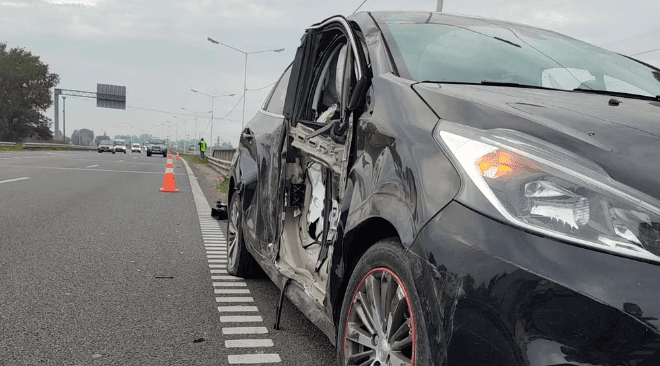 Así quedó el auto de Véliz. (Foto: @carrafiellofer)