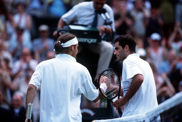 Roger con Pete Sampras, en Wimbledon 2001 (Getty)