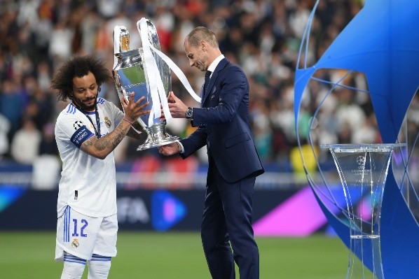 Aleksander Čeferin entregándole la Champions League a Marcelo tras la final que el Real Madrid le ganó al Liverpool en París en mayo del 2022.