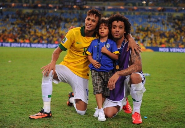 Enzo de niño con su padre y Neymar. Getty.