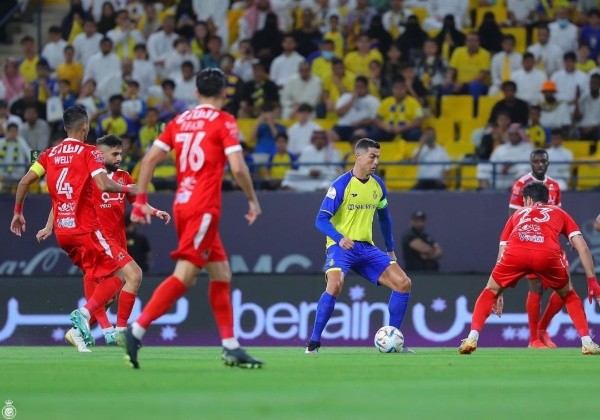 Cristiano Ronaldo, rodeado de rivales en el partido ante Al Wehda (Instagram @alnassr)