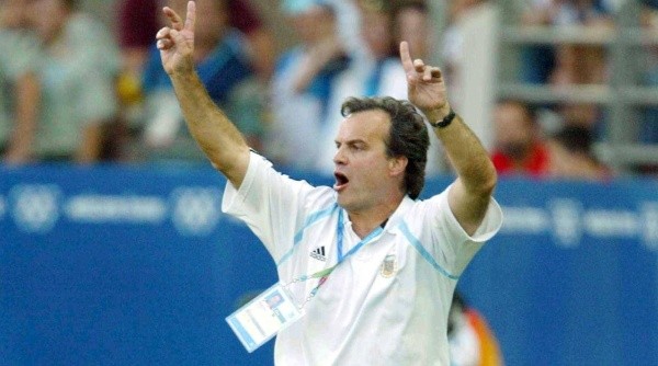 Marcelo Bielsa, en los Juegos Olímpicos de Atenas 2004 (IMAGO / Agencia-MexSport)