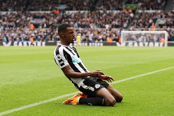 Isak en festejo de gol con Newcastle. Getty.