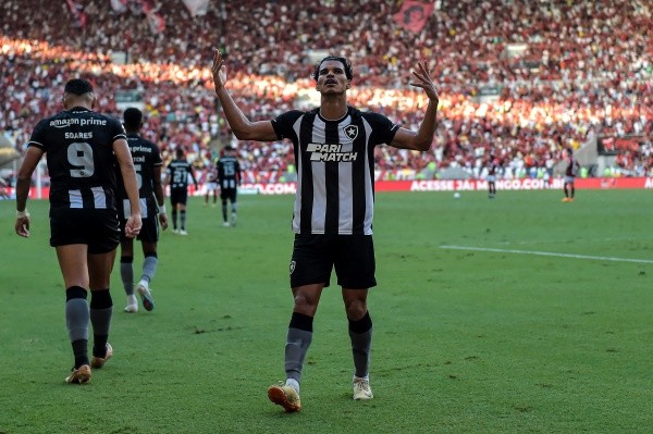 Técnico do Botafogo, Luís Castro fica indignado com polícia em campo: 'CBF  não devia permitir. Como treinador é empurrado? Eu ia roubar o árbitro?' -  FogãoNET