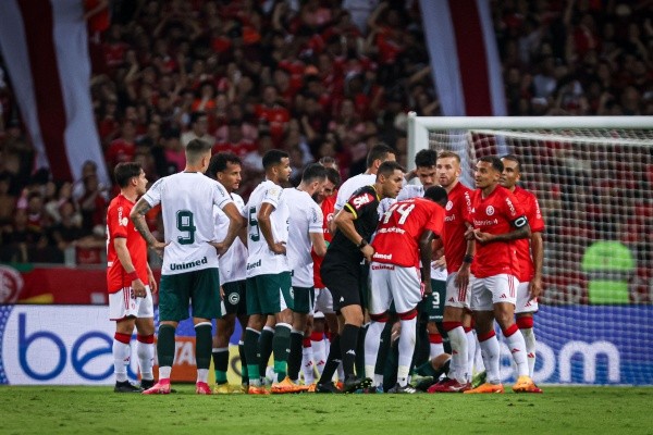 Maxi Franzoi/AGIF - Após a expulsão do jogador goiano, o jogo perdeu a intensidade e o Internacional garantiu o triunfo