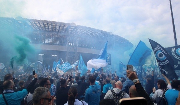 Hinchas Napoli en el Diego Armando Maradona: Getty