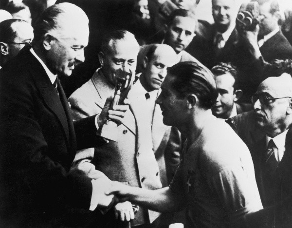 Giuseppe Meazza recibe de Jules Rimet la Copa del Mundo 1938 (Getty)