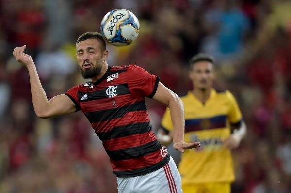 Foto: Thiago Ribeiro/AGIF - Léo Duarte, ex-Flamengo, está na mira do Grêmio, informa portal