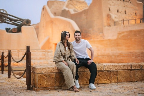 Lionel Messi junto a Antonela Roccuzzo en Arabia Saudita.