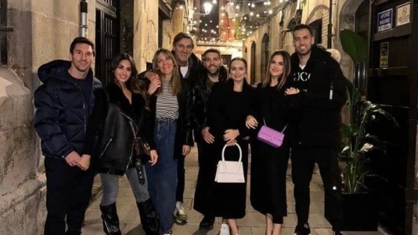 Messi y Antonela Roccuzzo, junto a Busquets y Jordi Alba y sus respectivas parejas (Instagram @AntoRoccuzzo)