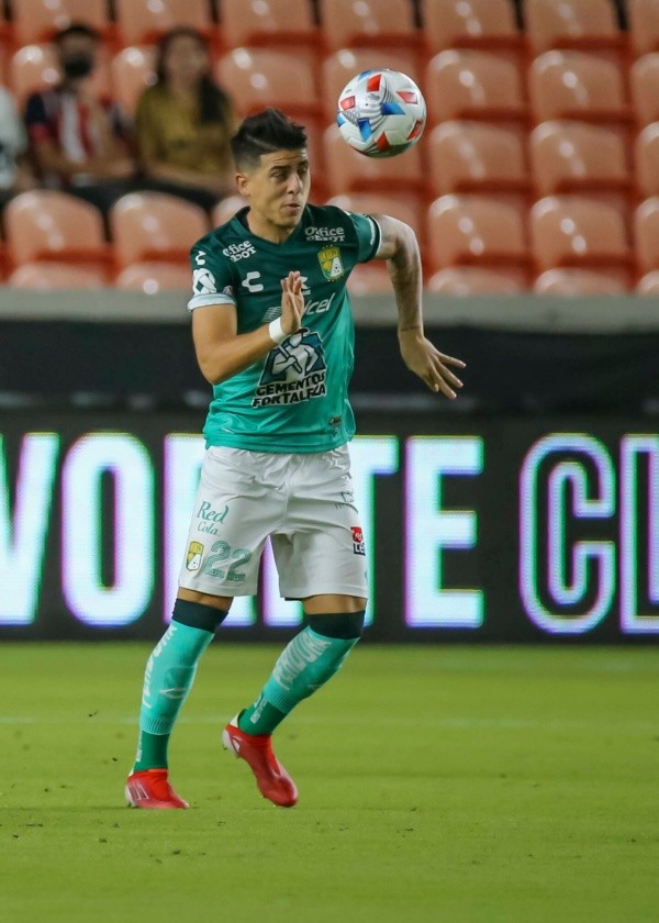 Santiago Colombatto con la playera de León (Imago)