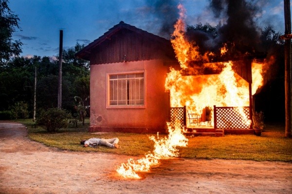 Samuel (Ítalo Martins) morto e casa pegando fogo - Foto: Globo
