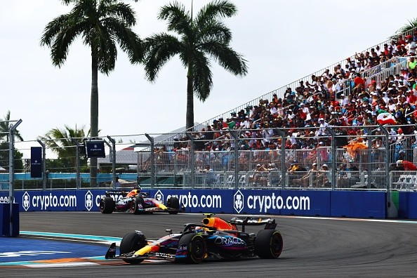 Pérez não sustentou a liderança sobre Verstappen. 
    Créditos: Mark Thompson/Getty Images
