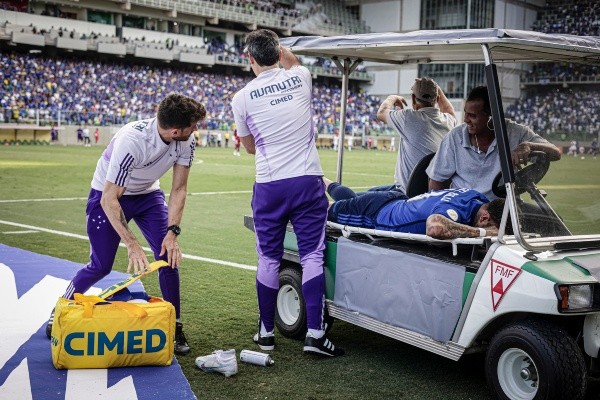 Fotos : Staff Images / Cruzeiro - Rafael Bilu deixa o campo de maca aos prantos após romper ligamento do tendão de aquiles