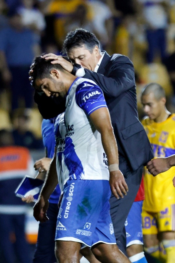 Siboldi consolando a jugadores de Puebla (Imago 7)