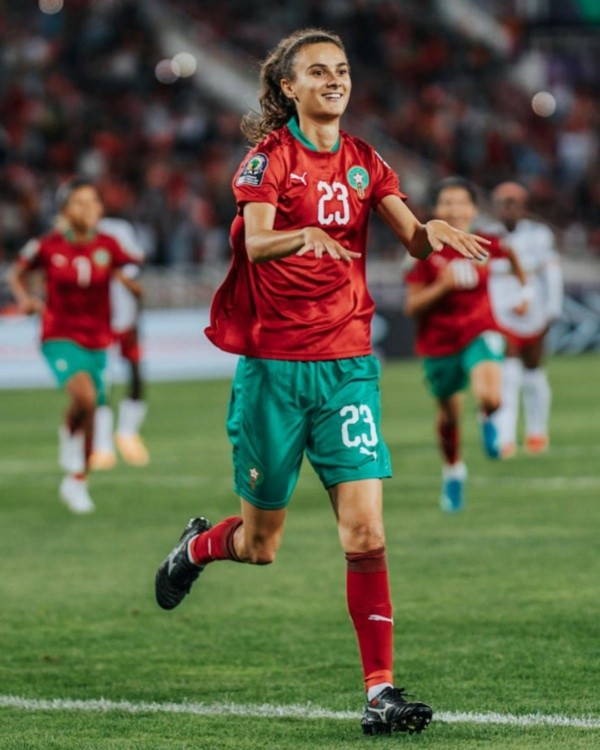 Rosella Ayane con la versión roja.