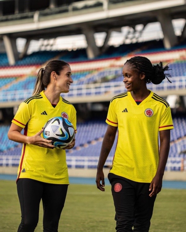 Daniela Montoya y Linda Caicedo con la camiseta amarilla.
