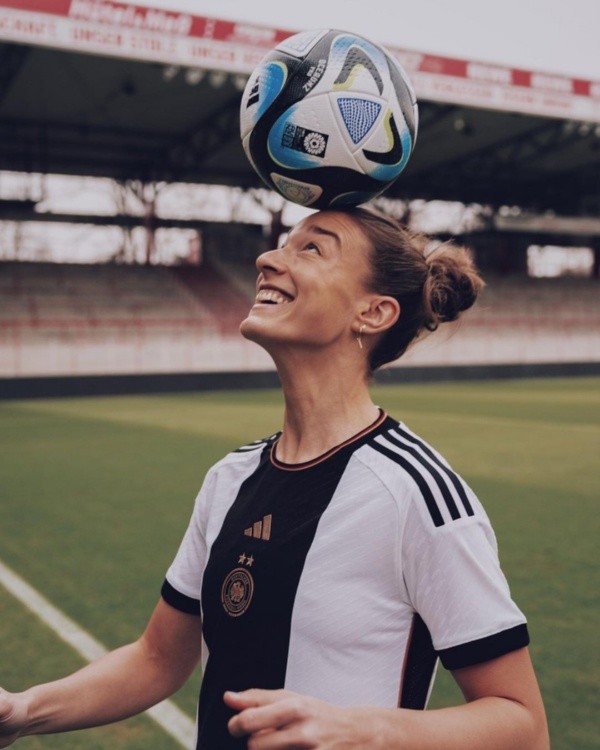 Felicitas Rauch con la camiseta oficial.
