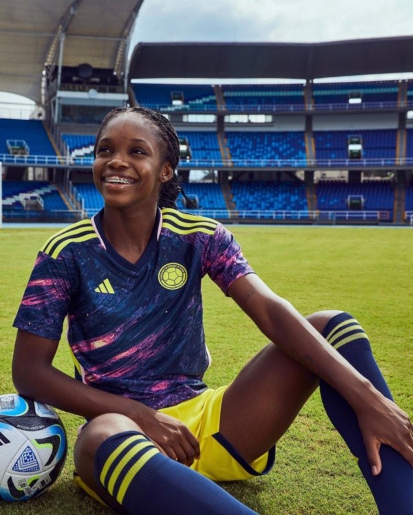 Linda Caicedo y la camiseta suplente.