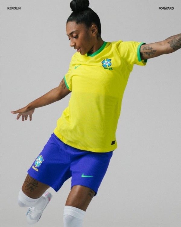 Kerolin y la camiseta clásica.