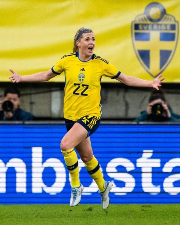 Olivia Schough con el modelo titular.