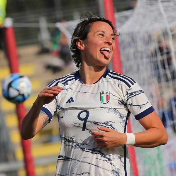 Valentina Giacinti con la versión blanca.