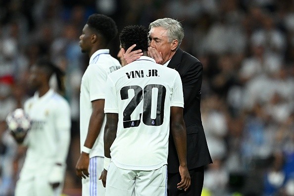 Ancelotti dando instrucciones a Vinicius Junior. Getty.
