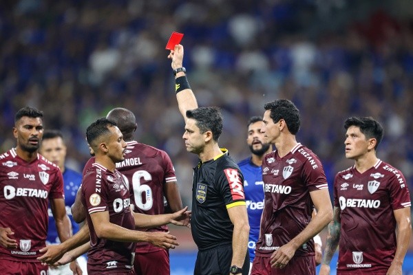 Foto: Gilson Junio/AGIF - Árbitro dá cartão vermelho a André após reclamação por pênalti a favor do Cruzeiro
