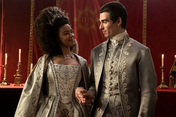 Corey Mylchreest interpreta al rey George en Queen Charlotte: a Bridgerton story (Netflix).