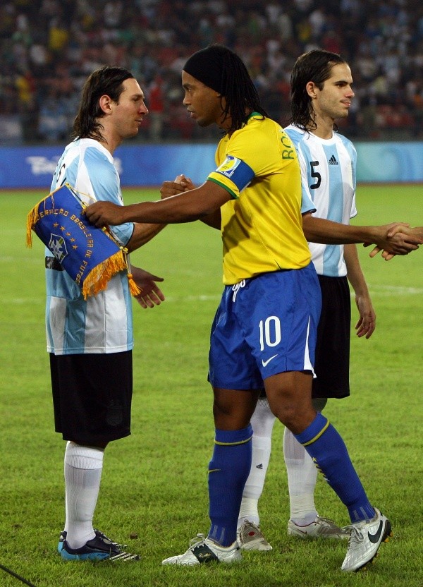 Messi y Ronaldinho , viva el fútbol (Getty)