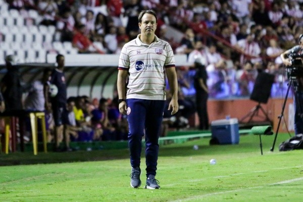 Foto: Rafael Vieira/AGIF - Treinador Dado Cavalcanti não resistiu a má fase do clube