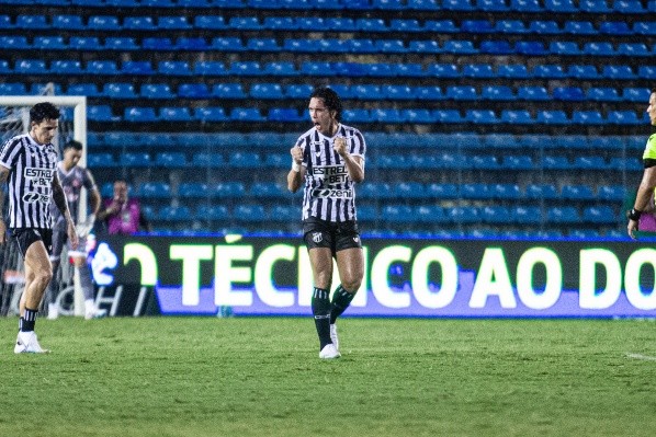 Foto: (Lucas Emanuel/AGIF) - Nicolas busca seu espaço no Vozão