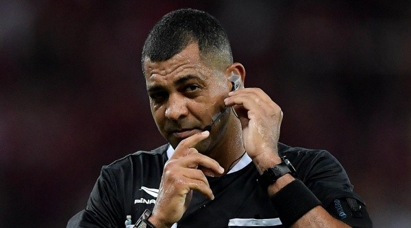 RJ - RIO DE JANEIRO - 01/04/2023 - CARIOCA 2023, FLAMENGO X FLUMINENSE - O arbitro Wagner do Nascimento Magalhaes durante partida entre Flamengo e Fluminense no estadio Maracana pelo campeonato Carioca 2023. Foto: Thiago Ribeiro/AGIF