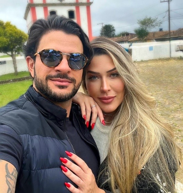 Reprodução/Instagram oficial de Renata Muller - Renata posa ao lado do novo namorado.