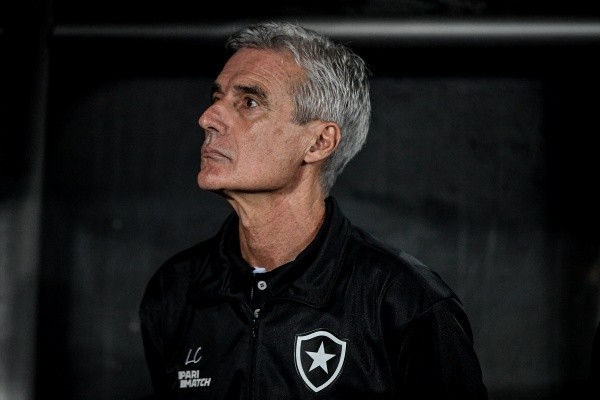 Foto: (Thiago Ribeiro/AGIF) - Luís Castro será obrigado a mexer na escalação do Glorioso