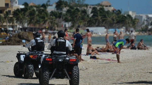 La policía patrullando las playas de una de las ciudades con más presencia de turistas (Imago)