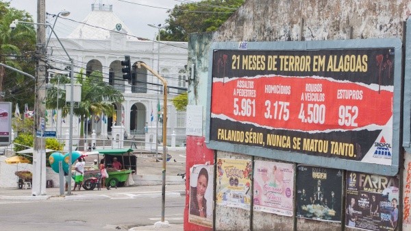 Un afiche que muestra los números de la violencia que azota al lugar (Imago)