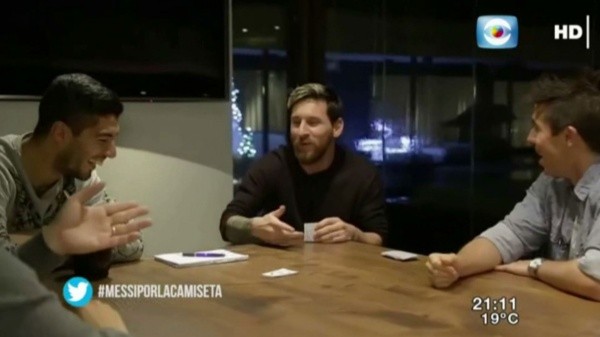 Momento de la charla y la confesión de Messi y Suárez (Captura TV)