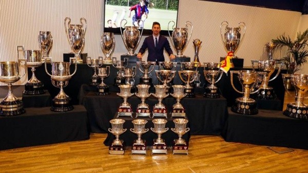 Lionel junto a todas las copas ganadas con Barca (Barcelona oficial)