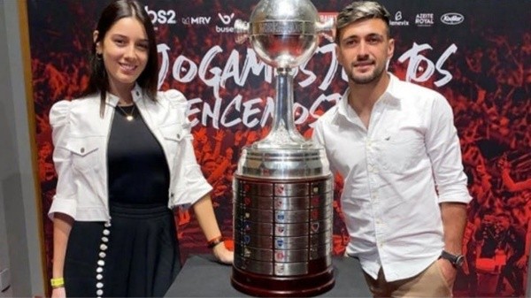 Camila y Giorgian posando con la Copa Libertadores de América.