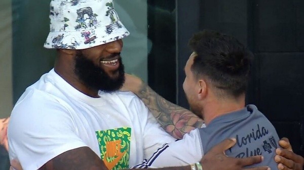 LeBron y Leo se fundieron en un abrazo de buenos amigos (Getty Images)