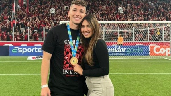 La joven pareja disfruta del presente deportivo del futbolista (Instagram)