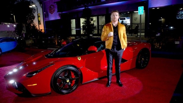 Canelo llegando a un evento con uno de sus coches de lujo (Getty Images)