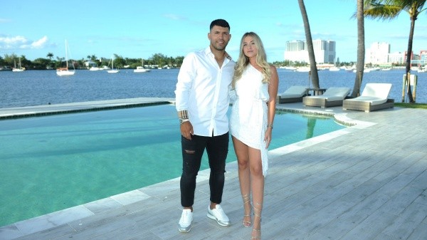 El &quot;Kun&quot; y su novia en la inauguración de su nuevo hogar en Miami (Twitter)