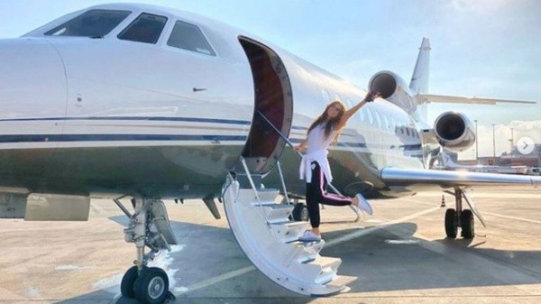 Thalía subiéndose a su jet privado, con el que se mueve habitualmente (Instagram)